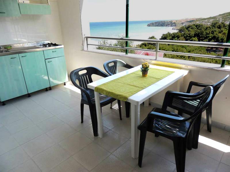 Veranda Appartamento bilocale  4 posti letto al pian realzato  con angolo cottura sulla veranda